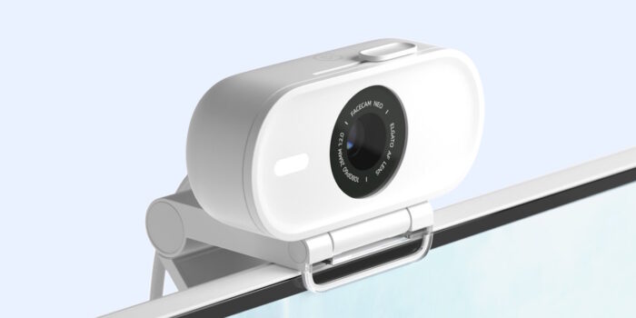 Elgato Facecam Neo blanche fixée sur un écran